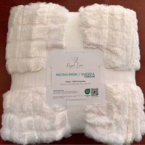 Royal Luxe White Micro-Mink Sherpa Throw💫